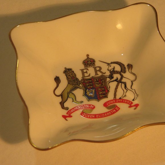 Foley Sweet Dish to Commemorate the Coronation of Queen Elizabeth II & Bonus Cup - Picture 4 of 8